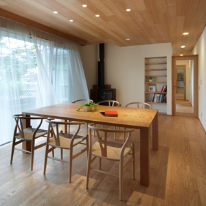 鎌倉山に建つ木造住宅の3番目の住人としての改装デザイン・設計監理です。板張りの天井と床に珪藻土の壁、薪ストーブがあります。