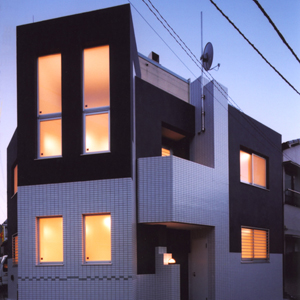 アマチュア無線と汽車が趣味。新宿の住宅地に壁式コンクリートの住宅設計、デザインをしました。